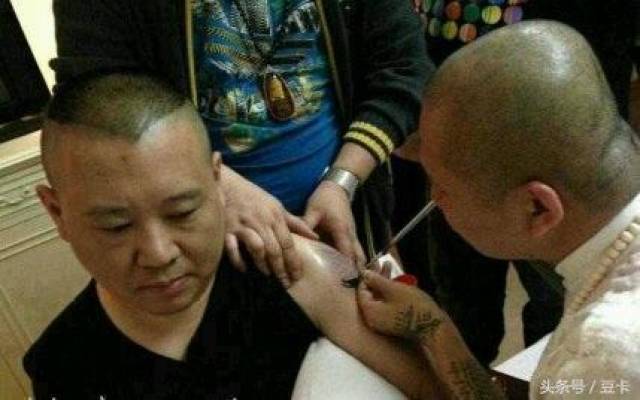 据儿子郭麒麟讲述,这个纹身是一位泰国高僧来家里亲自给郭德纲纯手工
