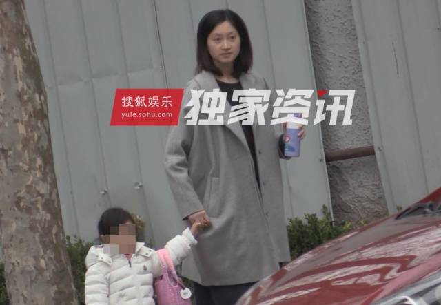 当天的沈佳妮身穿宽松的长款外套,搭配牛仔裤和球鞋,前去幼儿园接女儿