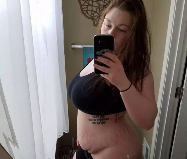 "这是我产后10周的肚子,我已经减了差不多30磅了."▼