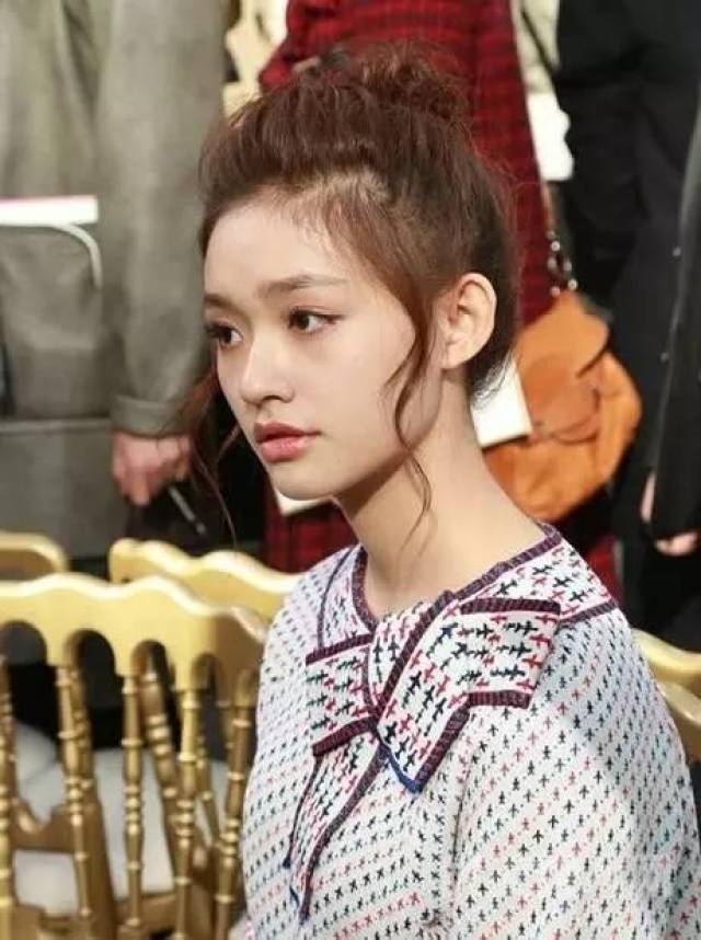 林允,原名费霞,1996年出生于浙江湖州,中国内地女演员,就读于山东菏泽
