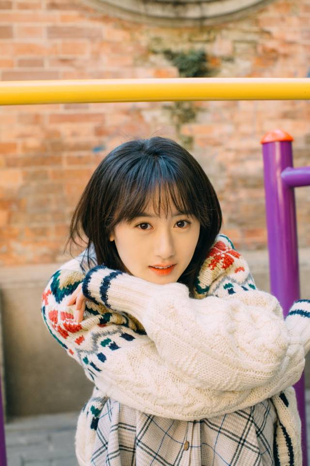 近日,90后小花袁冰妍曝光了一组全新的小清新写真.