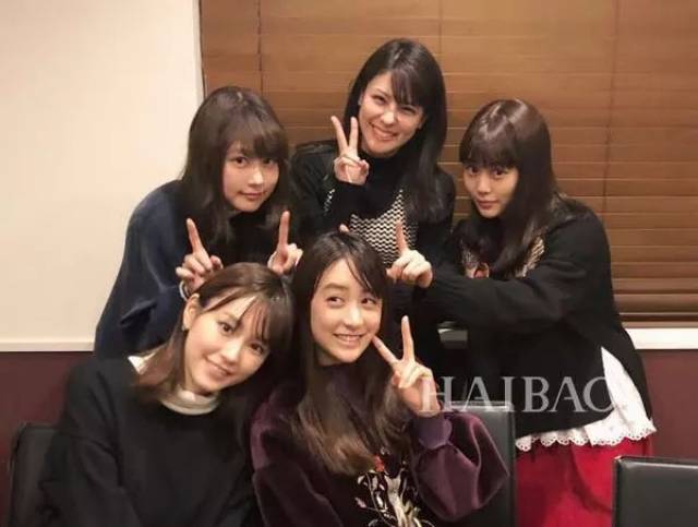 桐谷美玲与有村架纯,山本美月 ,高畑充希,藤井美菜合影 高畑充希巴黎