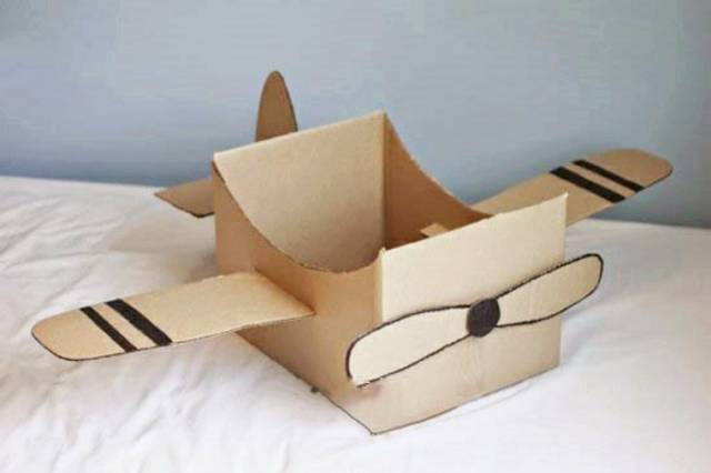 幼儿园手工——废纸箱做成大飞机,可以坐个小小驾驶员