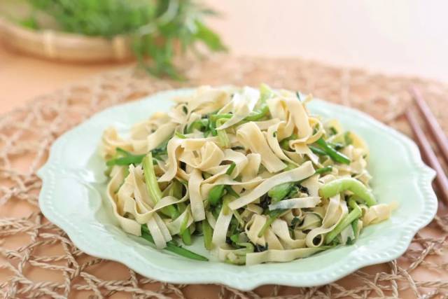 这样的春食搭配,我给100分——水芹炒百叶【孔老师教做菜】