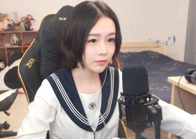 当然比蛋蛋解说更出名的是他的女装版"贝拉拉".