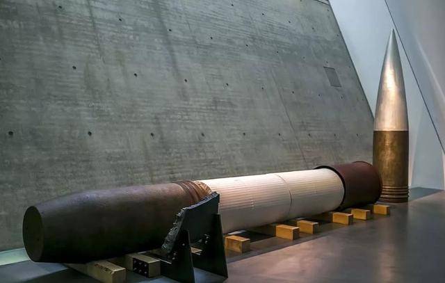 博物馆中展示的是多拉的800mm炮弹和在炮膛中的发射状态.