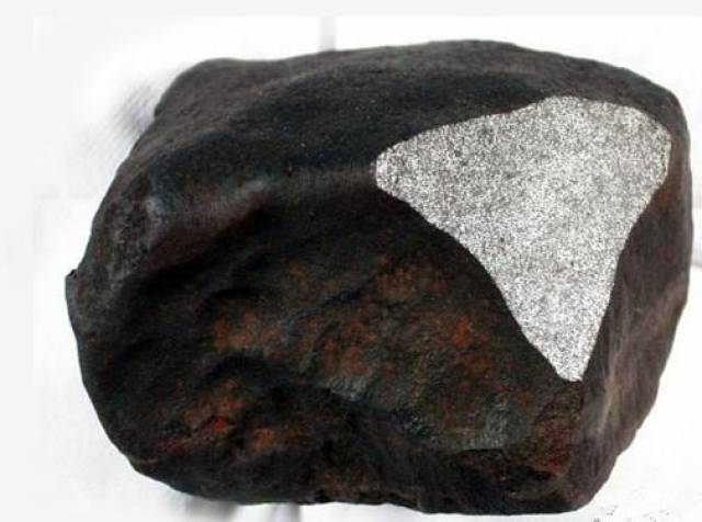 褐硫钙石,尼宁格矿,陨辉铬铁矿,镍碳铁矿,陨硫铁,铁镍金属,陨硫钙矿