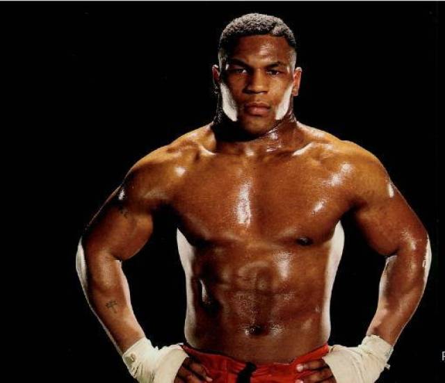 52岁泰森重拳有多恐怖,UFC重量级冠军用真实