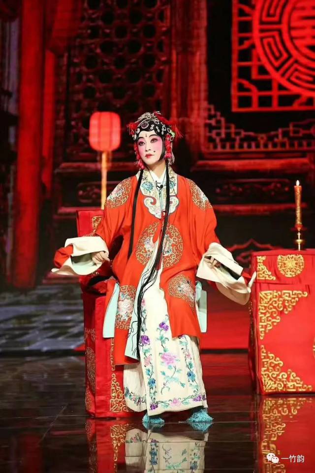 "不老神话"刘晓庆挑战京剧,一赶二,用旦角和丑角演绎《凤还巢》