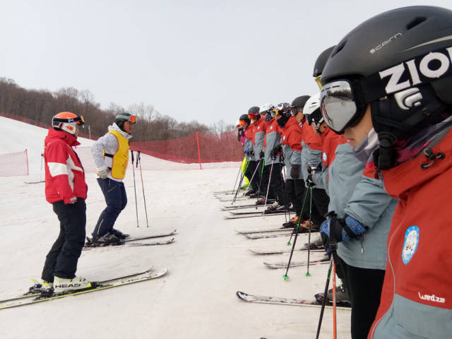 [环球]延庆有支农夫滑雪队 冰雪转变他们生活