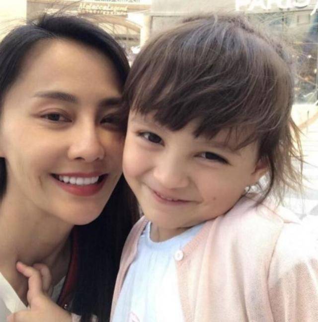 马雅舒的两个混血宝宝都长大了,吴奇隆依旧没什么动静