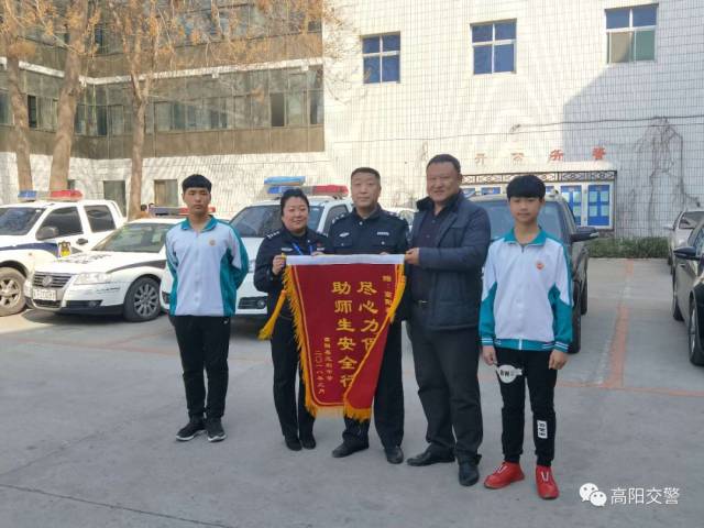 3月22日,县三利中学代表专程到交警大队送来锦旗,对交警大队一直以来