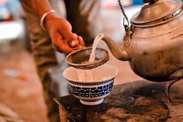 草原奶茶风味独特,奶香浓郁,益于健康 蒙古高原是游牧民族的故乡,也是