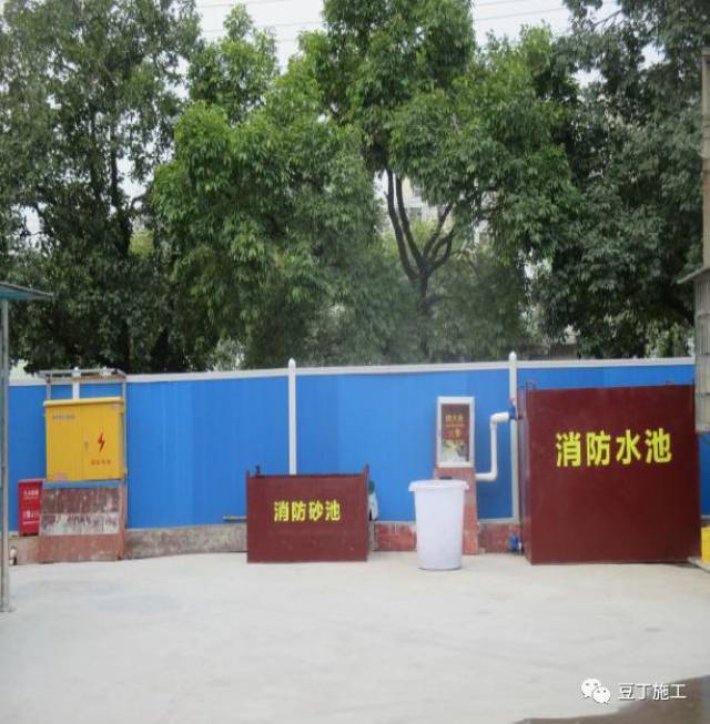生活区内按要求设置消火栓及消防沙池等消防设施; 1.