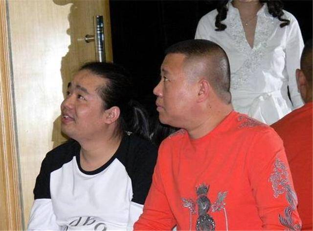 郭德纲全家照:父母低调朴实,传说中的"兄弟姐妹"很神秘
