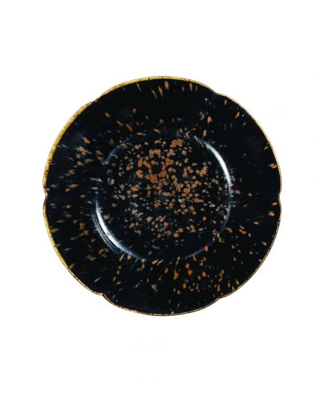 北宋定窑黑釉鹧鸪斑葵式盘,直径19.7厘米,估价600—800万港币.