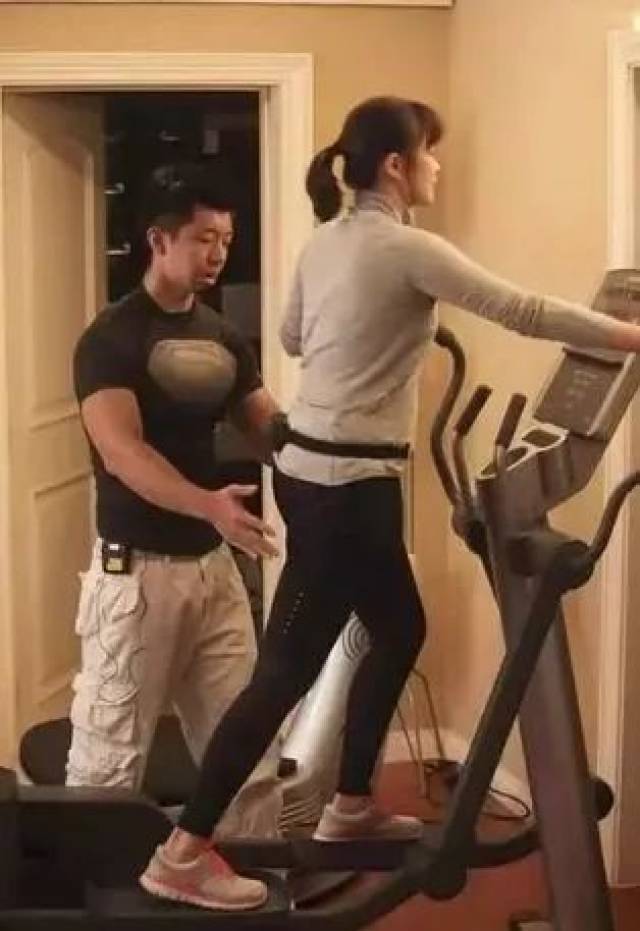 在孩子长大一点后,梅婷开始减肥,调整饮食习惯,坚持运动健身,终于从