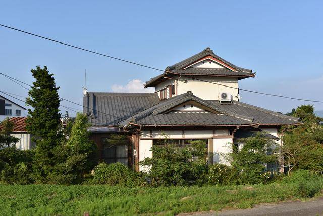 其中,既有东京的高层建筑,又有京都偏远乡村的村舍;既有高耸挺拔的