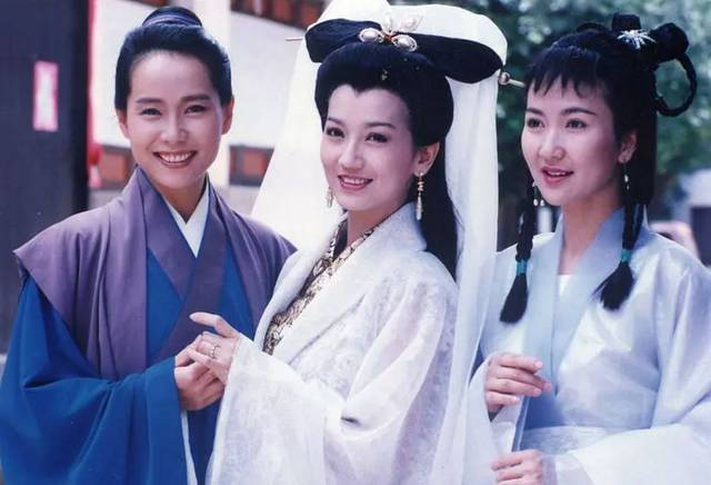 饰演许仙的叶童, 饰演白素贞的赵雅芝, 饰演小青的陈美琪, 在这部剧