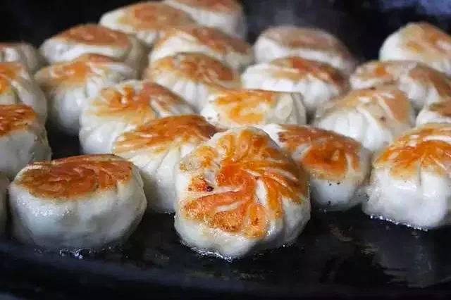 莆田煎包最大的特色就是"生煎",而且是双面煎,火候需要把握得非常准确