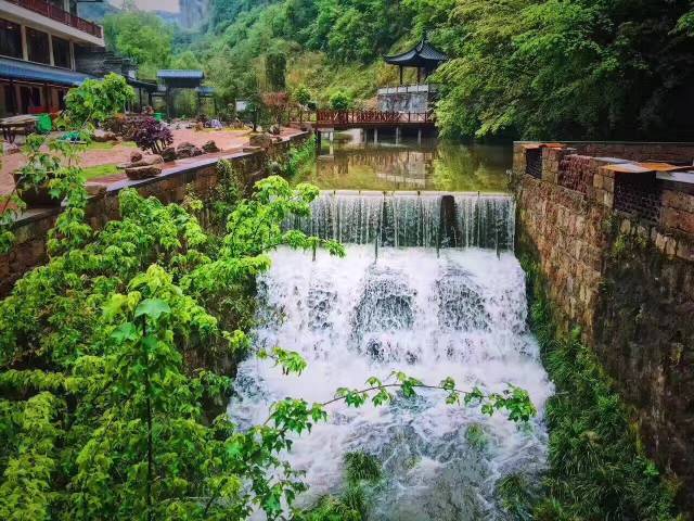 七盘仙谷风景区座落于环境幽雅飞泻十里潜溪精华地段,是集旅游休闲