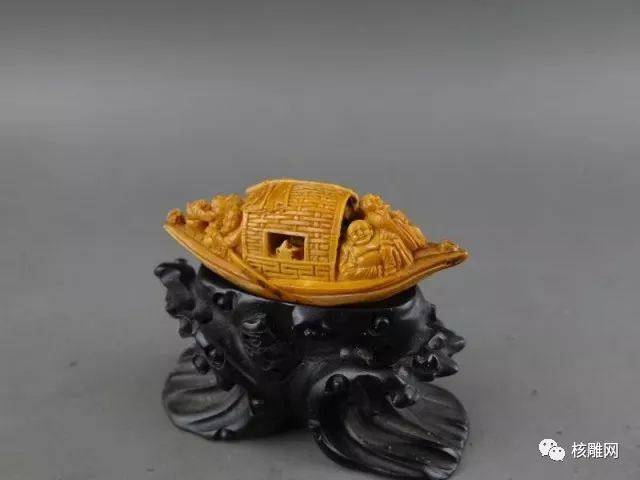 刚接触核雕的时候脑中第一想到的就是小学学过的那篇文言文《核舟记》