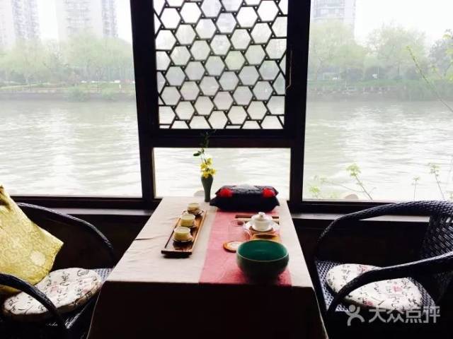 在西湖边100块不到能吃一整天!