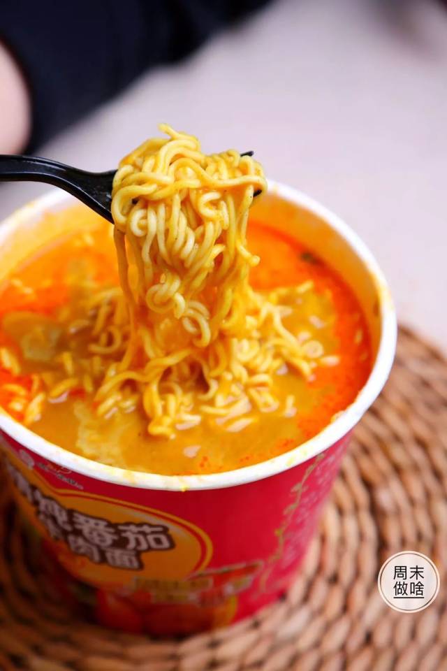 没错,就这样一碗泰式咖喱泡面就这样诞生了,意料之外的味道竟然还不错