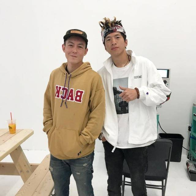 陈冠希与粉丝们的合照还挺亲切,37岁的他还跟