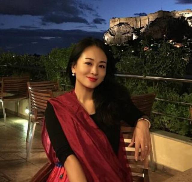 已经42岁的王慧娟仍然是漂亮如初,让人怀疑时光仿佛被冻住.