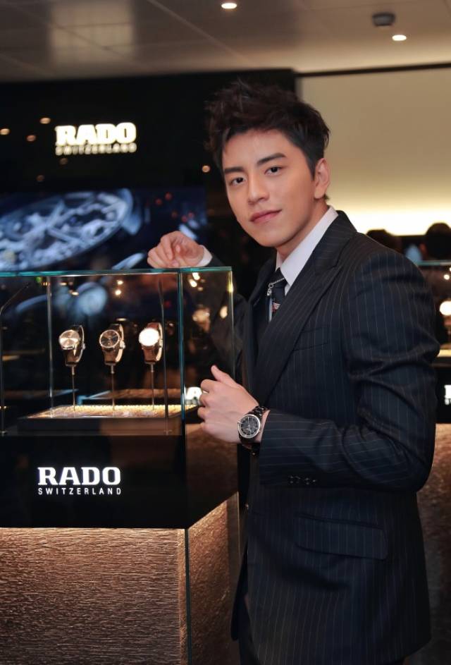 王大陆西装绅士巴塞尔看表,腕上rado瑞士雷达表抢镜