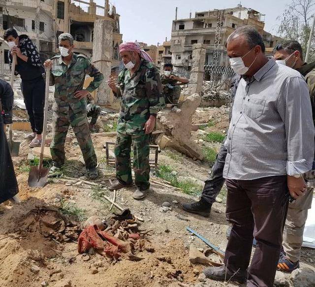乱世之人不如狗,叙利亚在代尔祖尔市发现了大量的死人