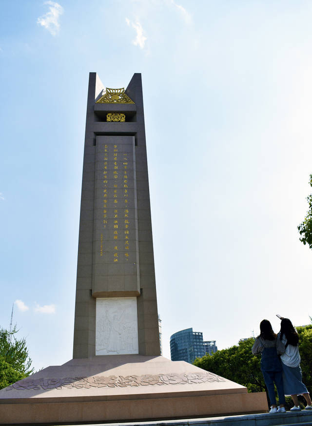 云南人民英雄纪念碑,悄然的屹立在昆明市中心!