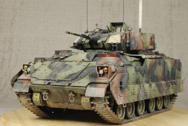 美国——m2a2"布雷德利"步兵战车(田宫)模型