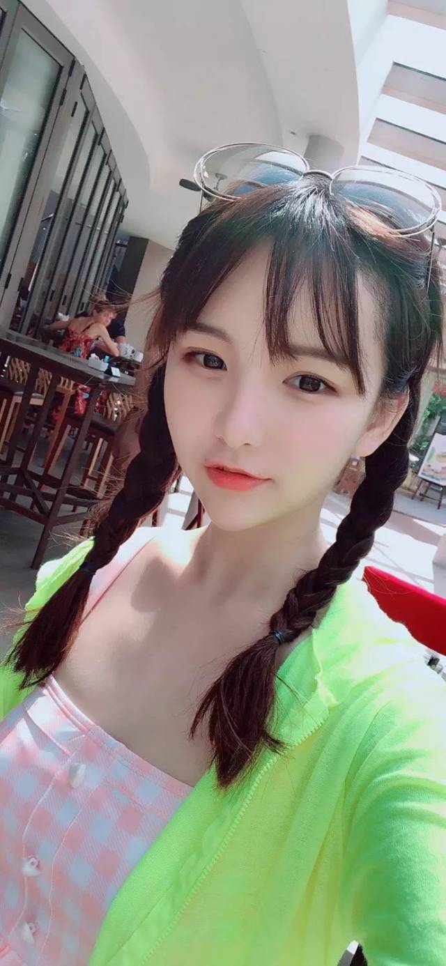 赵小臭 虎牙人气女主播 清纯的长相 动人的歌声是她最吸引人的地方 被