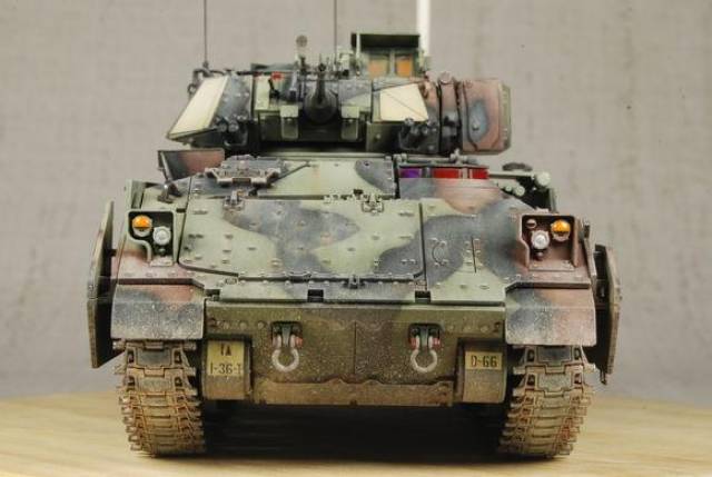 美国——m2a2"布雷德利"步兵战车(田宫)模型