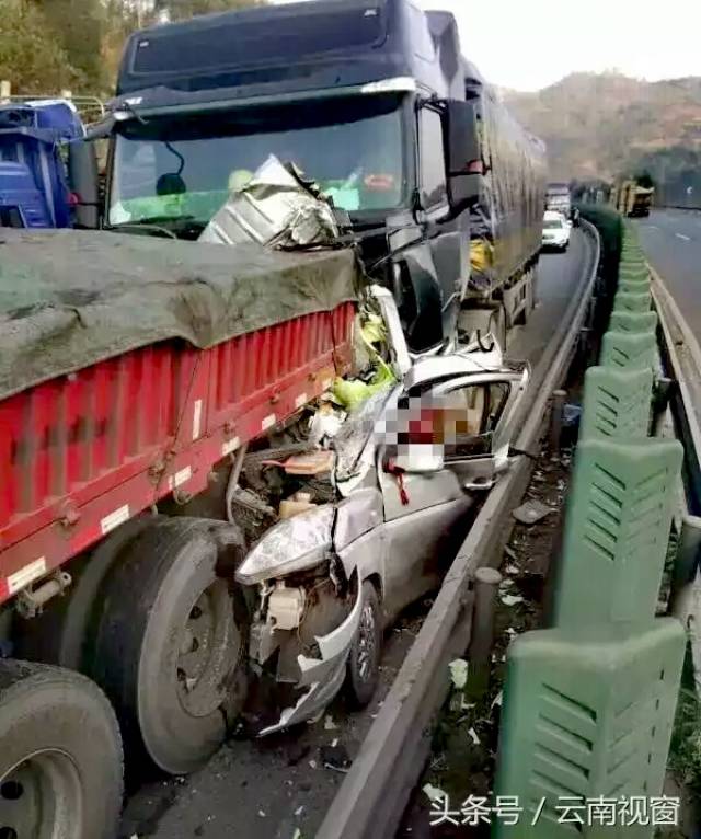 昆楚高速因事故大堵车,广场舞代表队再闪亮登场