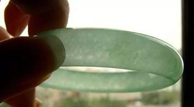 看上去价值一百万的翡翠竟然值只100元?4步教你看懂"b