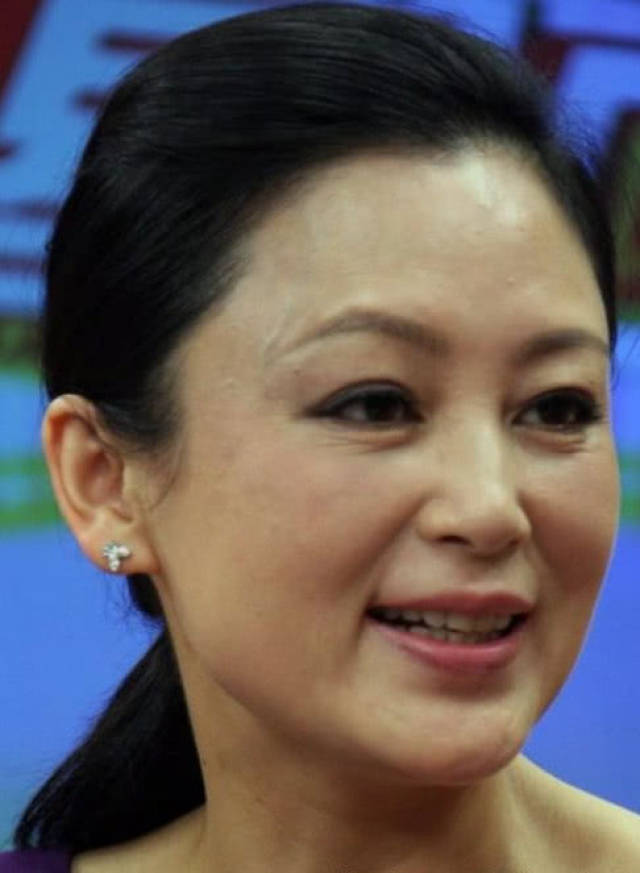 50岁陈红近照曝光,曾骂倪萍又老又丑,如今面部浮肿胖到不敢认