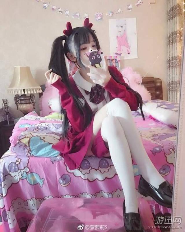 萝莉看起来跟小学生似的,但她其实已经18岁了,十分热衷二次元cosplay