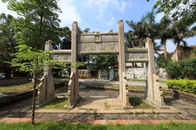 这座贞节牌坊高约3米,花岗石结构,正面门额阴刻有"升平人瑞"四个字,意