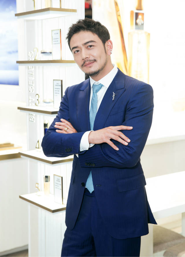 杨烁深蓝色西装尽显绅士