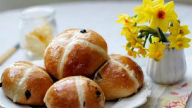 这就是—— 热十字面包(hot cross bun),简称"十字包".