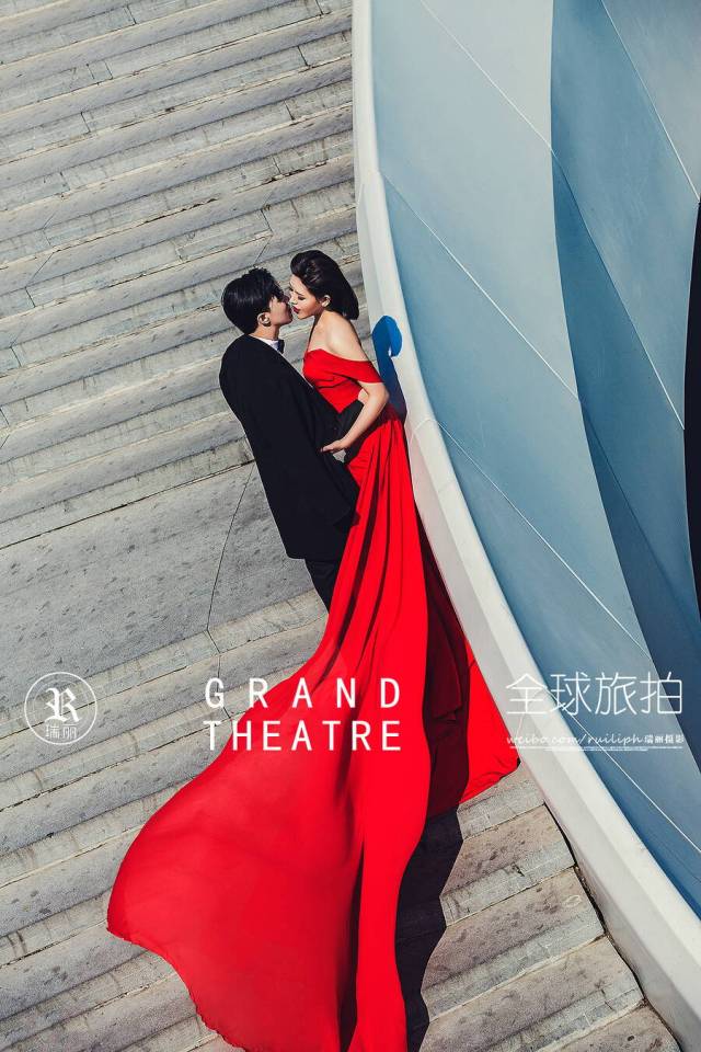 跟随摄影师用不同的视角拍摄哈尔滨大剧院婚纱照