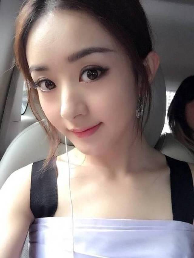 戴墨镜前的赵丽颖,无论自拍他拍,总是一脸萌萌哒,乖巧可爱的形象深入