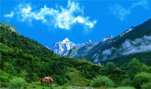 她是川西热土上一颗珍贵的明珠,孕育着众多美景,却曾因交通不便而鲜