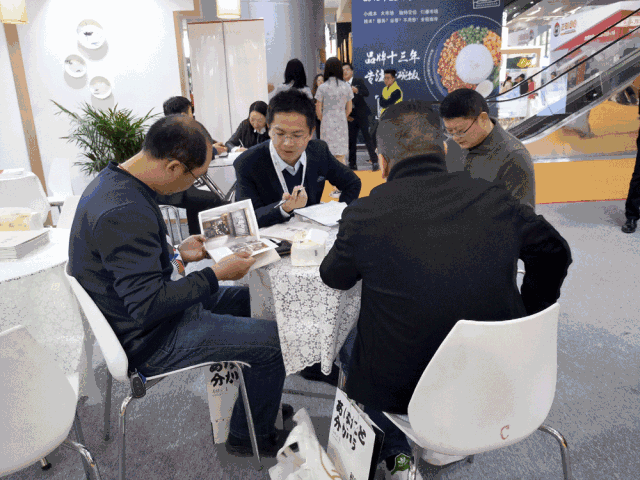 罗罐中现场火爆 成为武汉展会最热展区,没有之一 洽谈区客户咨询不断
