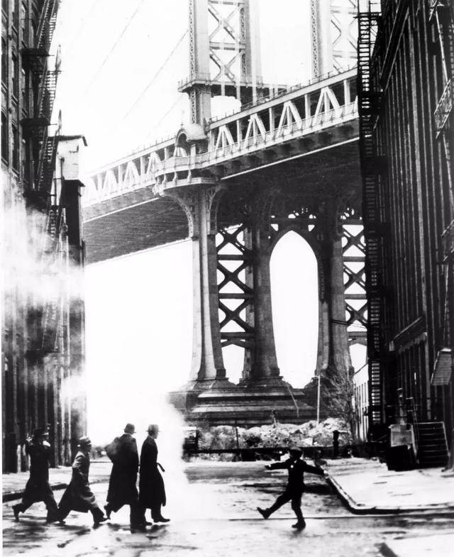 时代的美国纽约,乱糟糟的曼哈顿贫民窟,还有背后高大的布鲁克林大桥