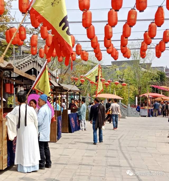 逛逛街,吃吃美食的时候,大明边屯鲁屯古镇的市集上早已是热闹非凡了