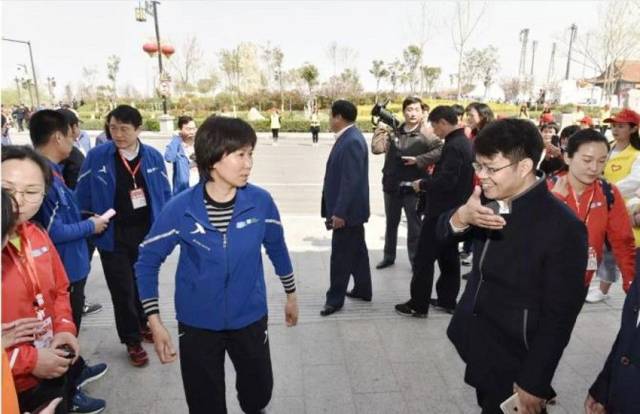 微众传媒ceo王震及开封微众相关负责人热情接待了开封市委书记侯红